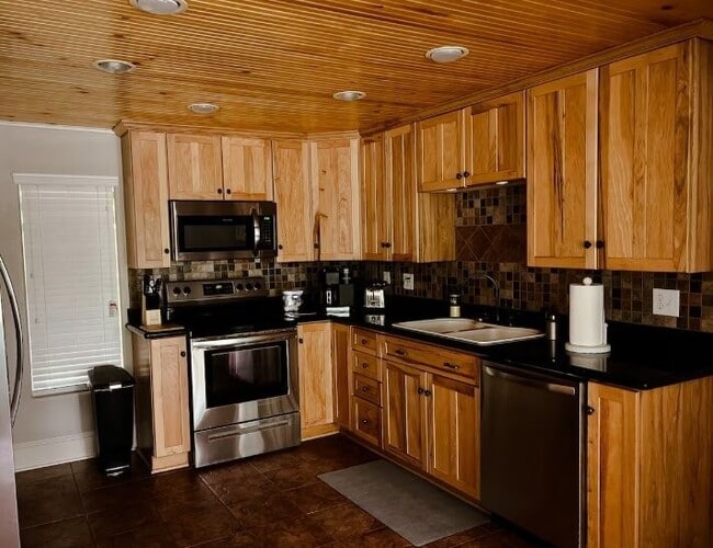 Building Photo - 38 Martha Ln