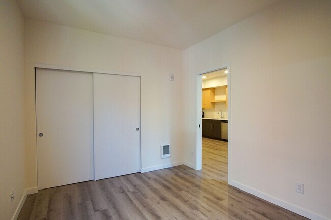 Building Photo - Modern, Spacious 2Bdr w/Condo-Grade Finish...