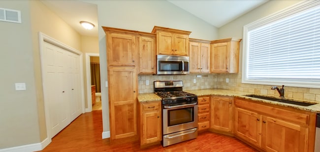 Building Photo - 3D Tour Available - 2-Car Garage + Stainless Steel Appliances + Granite Countertops! Available Oc...