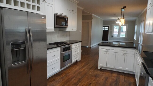 Building Photo - 825 Algregg St