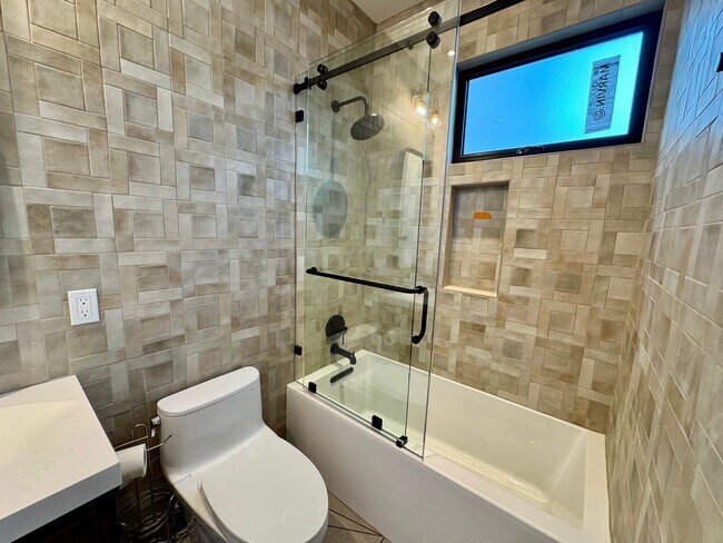 Building Photo - 1910 Raymond Ln