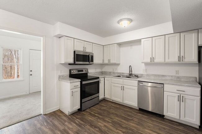 Building Photo - Updated 2-bedroom, 1.5-bath townhome in Winston-Salem