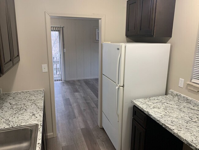 Building Photo - Updated 2 Bedroom 2nd Floor Apartment
