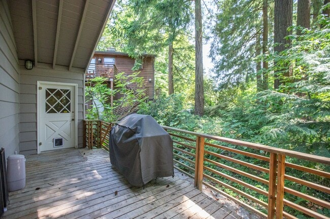 Building Photo - Mid Century 3 Bedroom Home Available Now i...