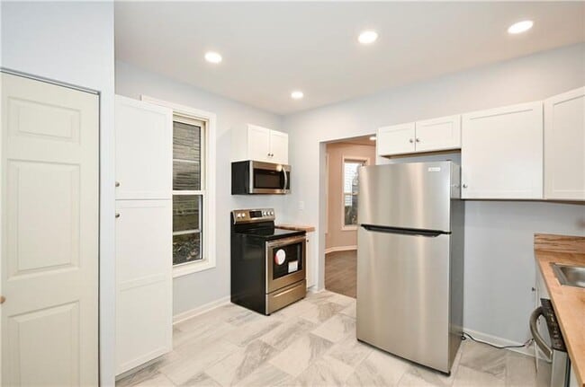 Building Photo - Beautifully Remodeled 3 Bedroom House in C...