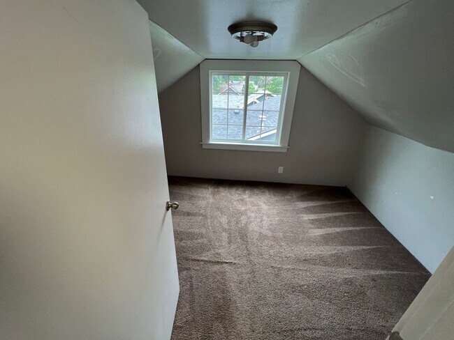 Building Photo - 4 Bed, 1 Bath, Large fenced yard, Shop, En...