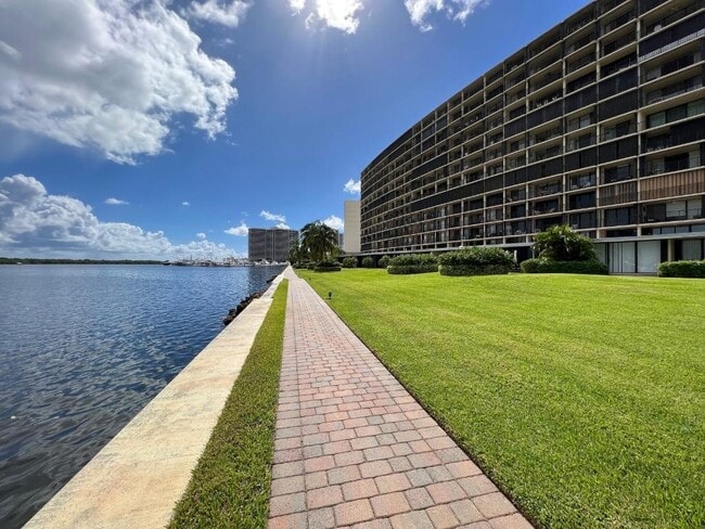 Building Photo - 132 Lakeshore Dr