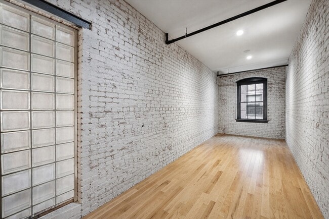 Building Photo - 21 Wormwood St
