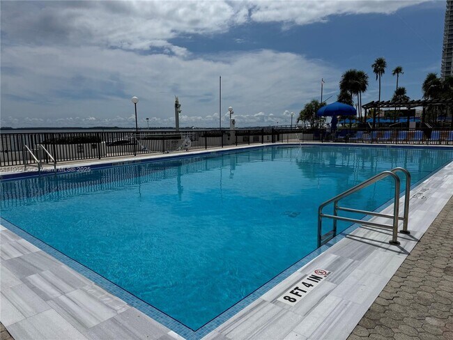 Building Photo - 825 Brickell Bay Dr