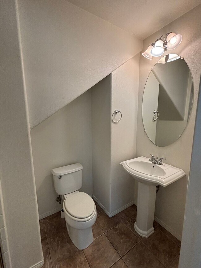 Building Photo - Move-In Ready 4 Bedroom Home Perfect for Professionals & Families