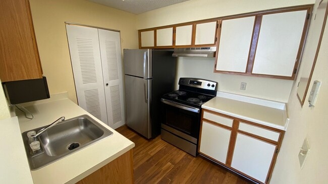 Building Photo - One Bedroom One Bath Condo in Tradewinds a...