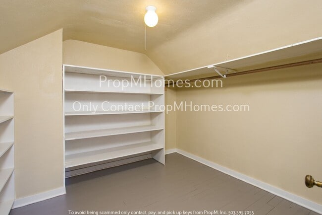 Building Photo - Delightful Two Bedroom Duplex In SE Portland - Fenced Yard!