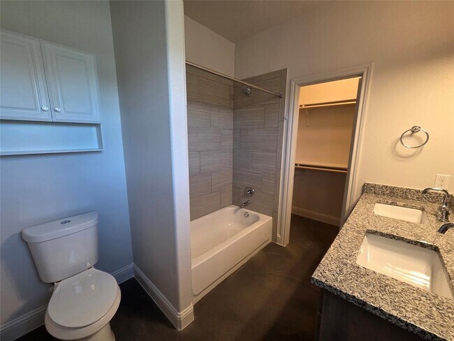 Building Photo - 800 Woodview Dr