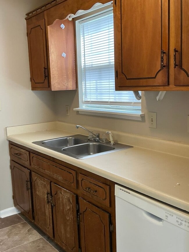 Building Photo - 575 Brady Dr