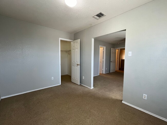 Building Photo - Great 3/2.5 Townhouse in Great Location