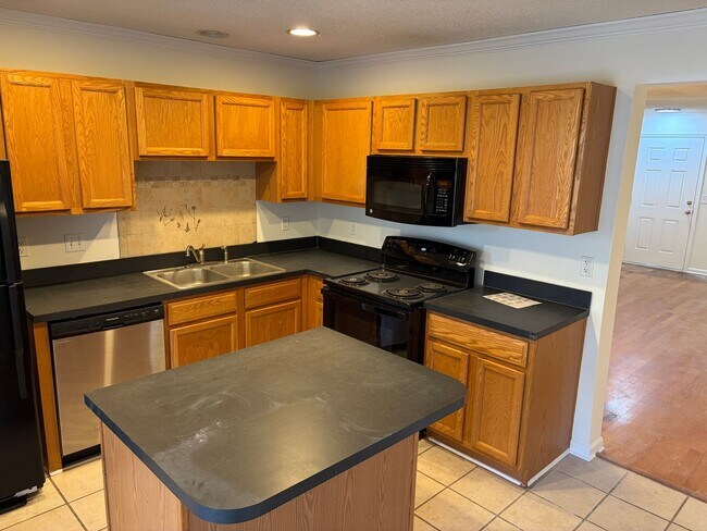 Building Photo - Charming Townhouse