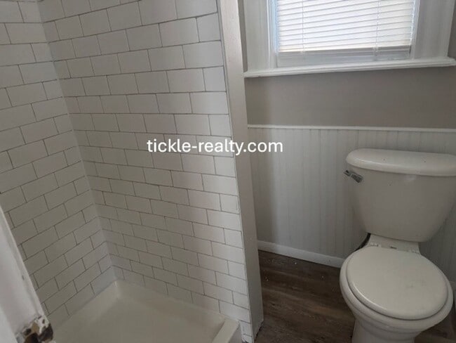 Building Photo - Large 4 Bedroom 2 Bath Single Family Home!...