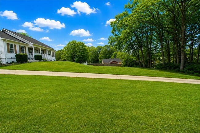 Building Photo - 818 Springlake Rd