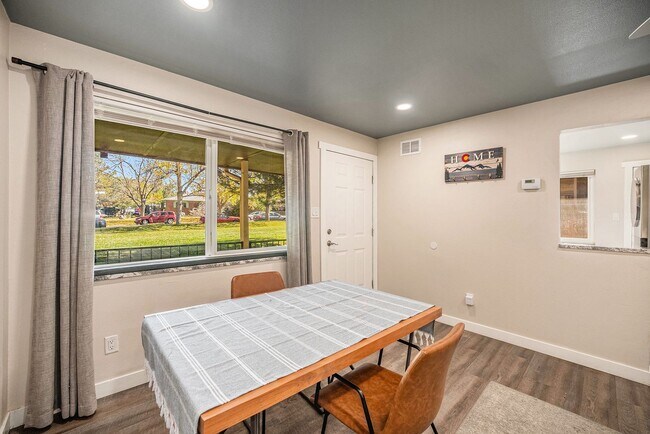 Building Photo - Updated 2 Bed 1 Bath Townhome in Clayton Neighborhood