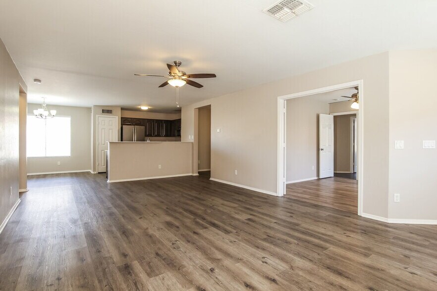 Building Photo - 12529 W Santa Fe Ln