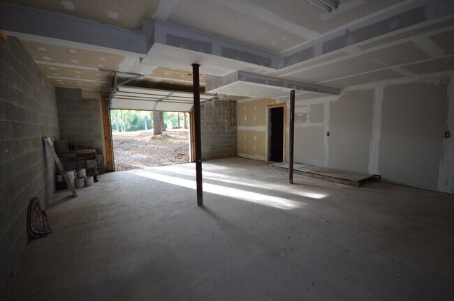 Building Photo - 106 N Bell Haven St