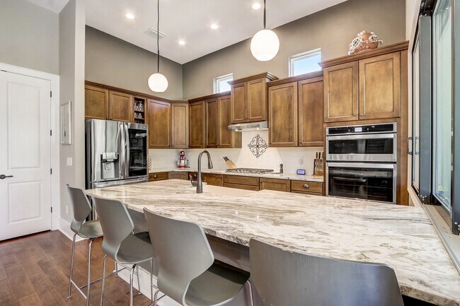 Building Photo - 10613 White Oak Dr
