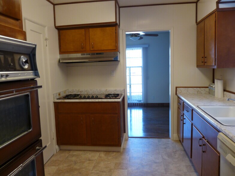 kitchen - 3253 Inglewood Blvd