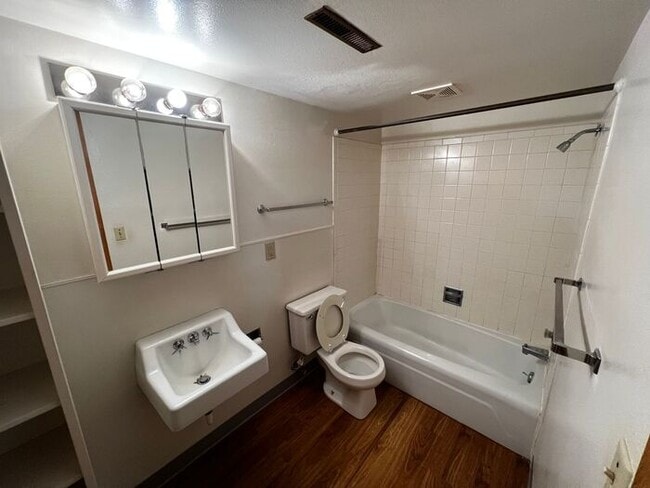 Building Photo - $795 | 1 Bedroom, 1 Bathroom Apartment | Cat Friendly* | Sublease* | Available for February 6th, ...