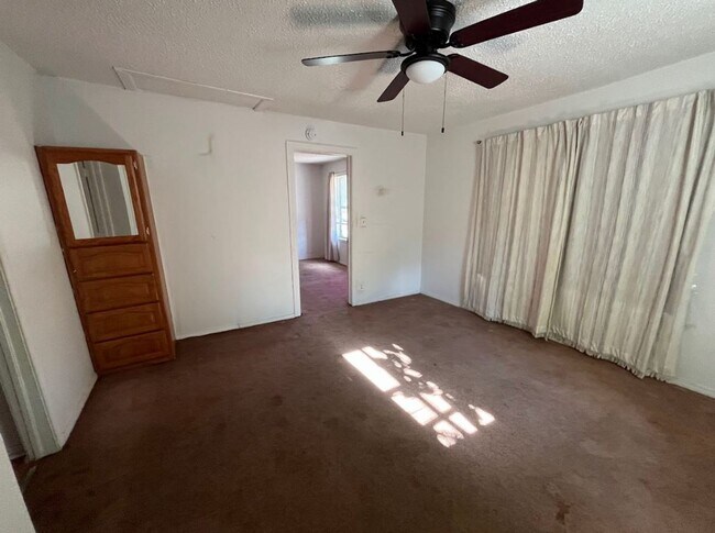 Building Photo - 1 Bedroom Section 8 Home!!