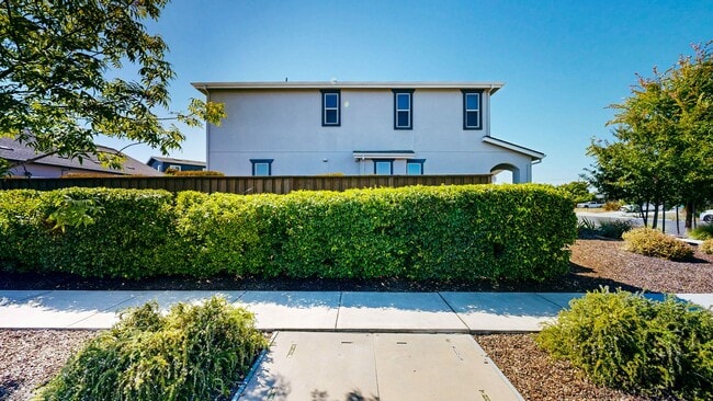 Building Photo - Rare Santa Rosa Four Bedroom house in Desi...