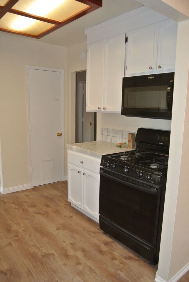 Building Photo - ***COMING SOON*** Adorable 3+ Bedroom 1+ B...