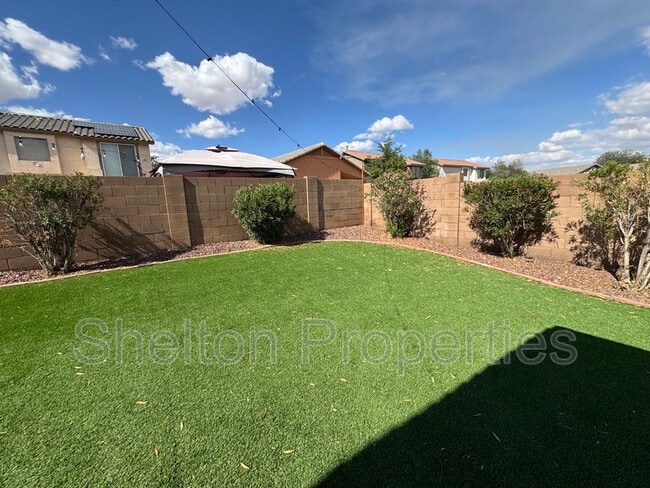 Building Photo - 15828 W Latham St