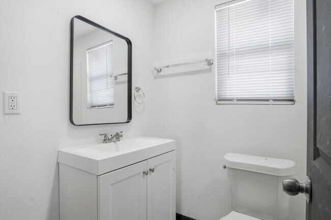 Building Photo - Convenient Location 1 bed 1 bath apartment - HVAC