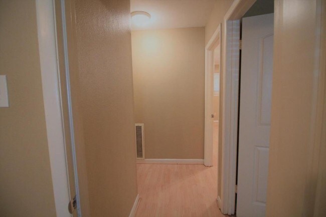 Building Photo - 5830 Effingham Dr