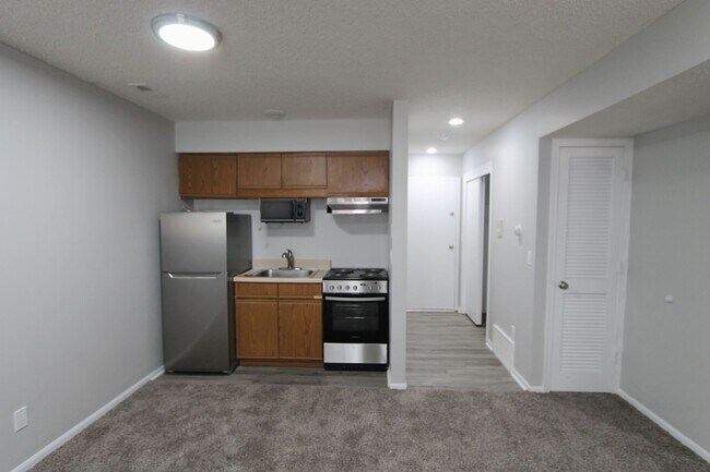 Building Photo - Spacious studio with updates. The Ellis Po...