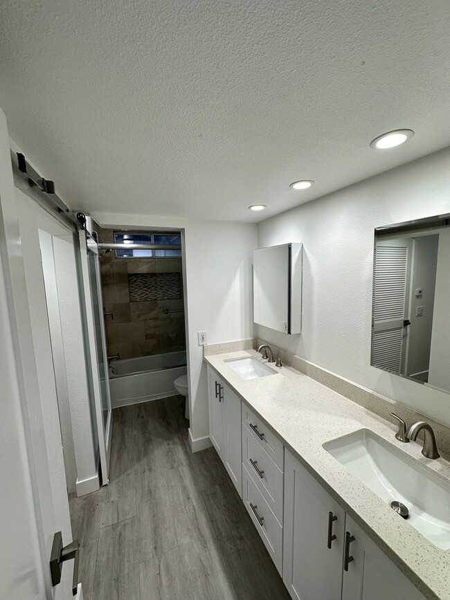 Building Photo - Charming Loft Condo with Balconies, Vaulted Ceilings & Fireplace – For Lease