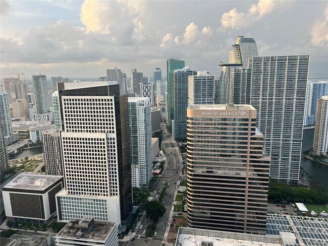 Building Photo - 950 Brickell Bay Dr