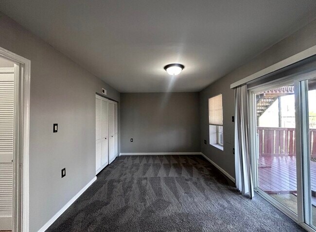 Building Photo - 3 Bedrooms 2.5 Bathrooms