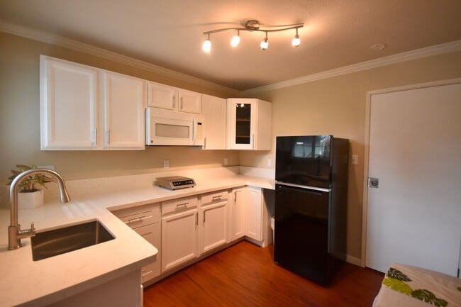 Building Photo - 1294 Onioni St