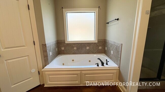 Building Photo - 117 Memory Lane