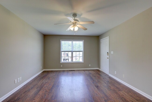 Building Photo - Hurry.  3 bed 2 bath 1 car under $1400