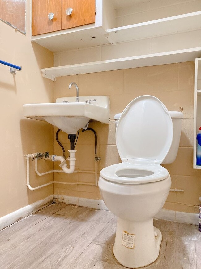 Building Photo - A wonderful 4-bedroom house in the Benson Gardens area - near Walmart Neighborhood Market, Asian ...