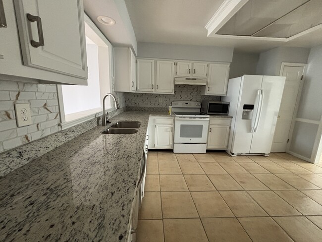 Building Photo - 1526 Brenland Cir