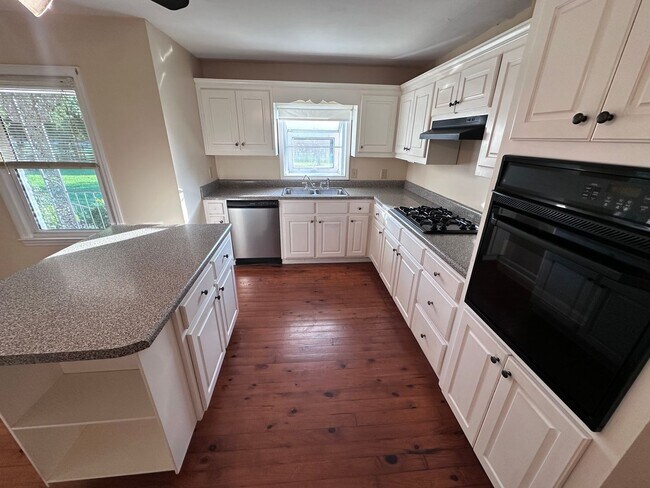 Building Photo - 3 Bedrooms- 2 Bathrooms- House in Armuchee!