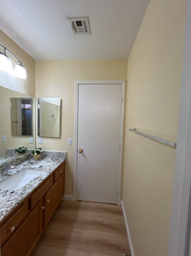 Building Photo - Experience luxurious living in this stunning 4-bedroom, 2.5-bathroom house