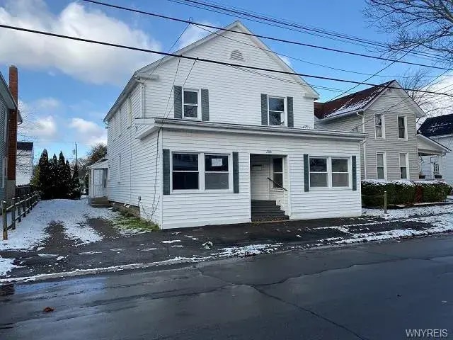 Building Photo - 208 S Swan St