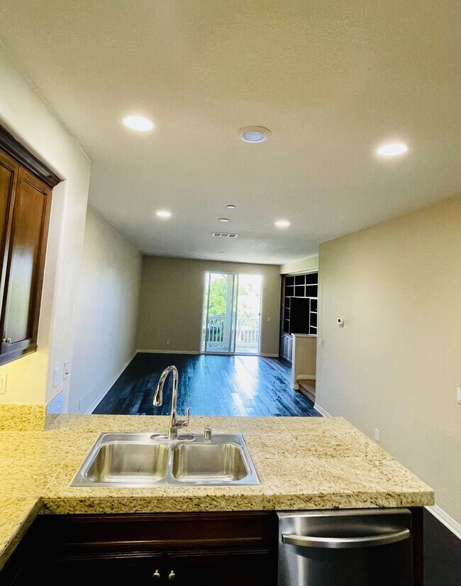 Building Photo - Condo Located in the Gorgeous Columbus Grove