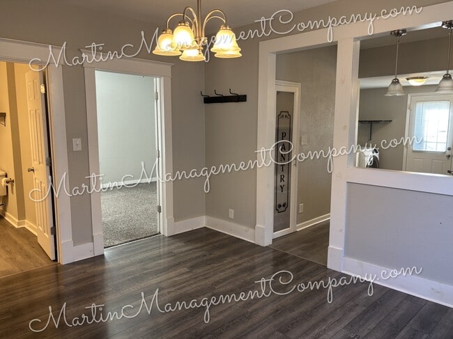 Building Photo - 1528 E 6th St