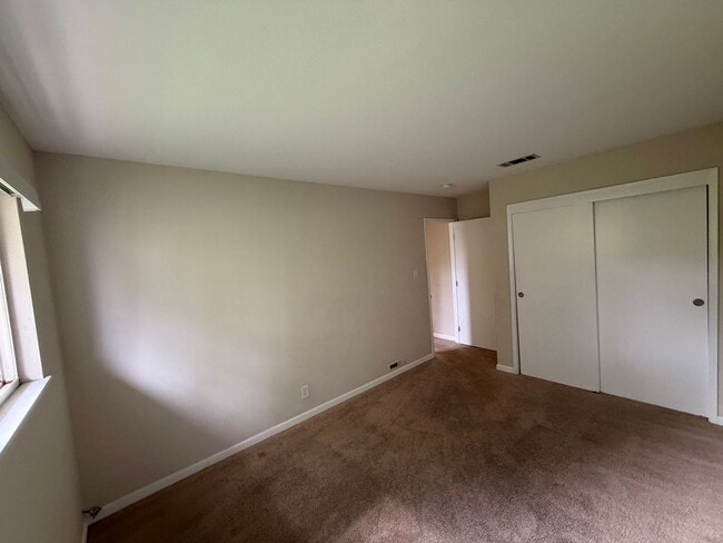 Building Photo - Central and updated 3 bedroom 1.5 bath tow...