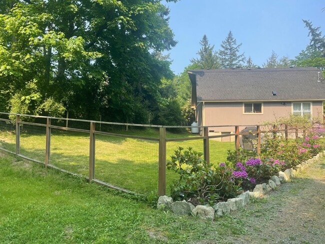 Building Photo - Nicely Maintained Clinton Home with Upgrades and Fenced Yard!